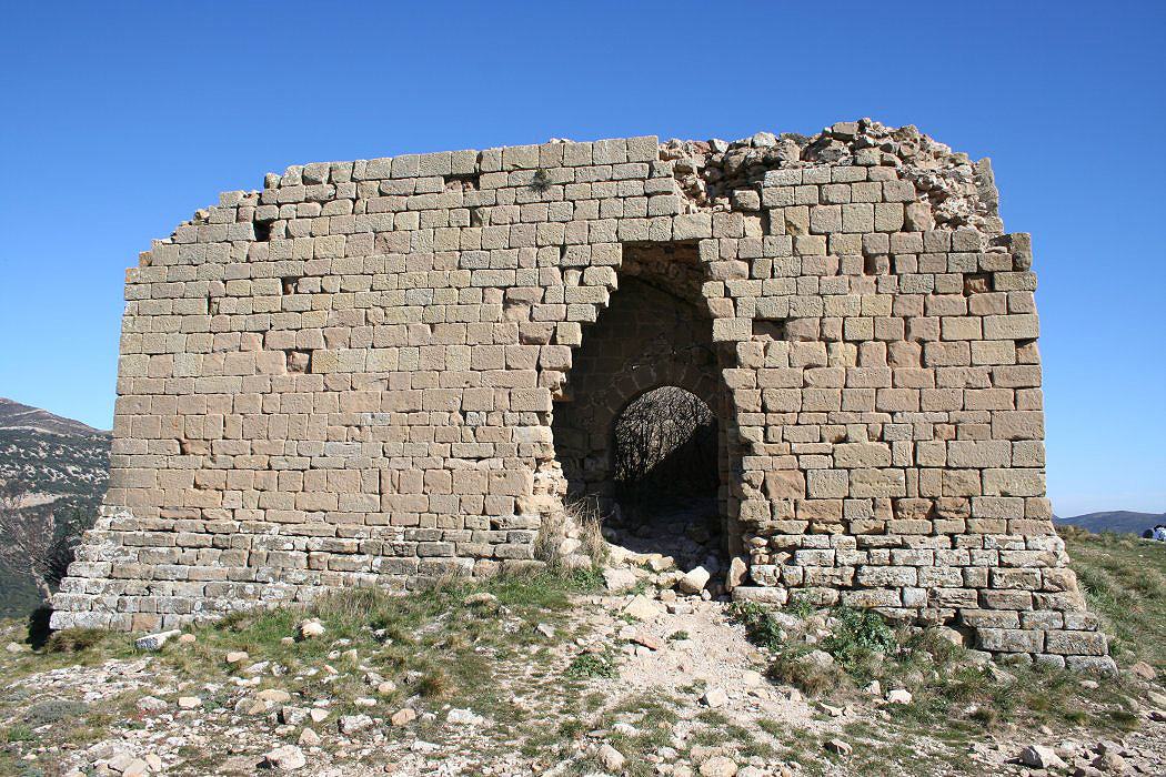 Ermita de San Miguel en la cima. Siglo XII.