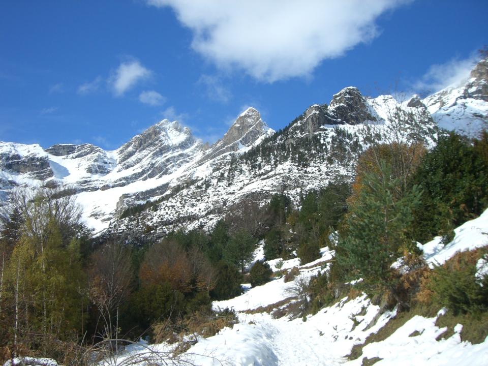 Picos Pineta y Focarral desde la pista