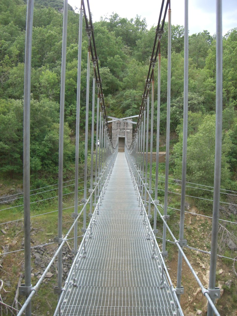 Puente colgante sobre el barranco Fondo