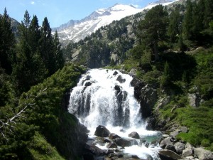 Cascada de Aiguallut con el Aneto al fondo