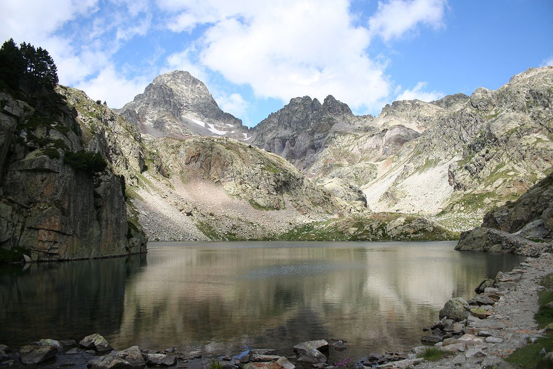 Ibón de Arriel Bajo y el pico Pallas