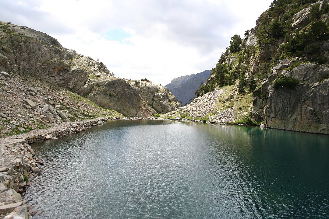 Vista del Ibón de Arriel Bajo hacia el collado