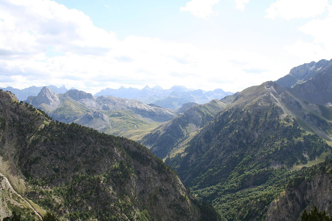 Panorámica desde la senda.Peña Foratata al fondo.