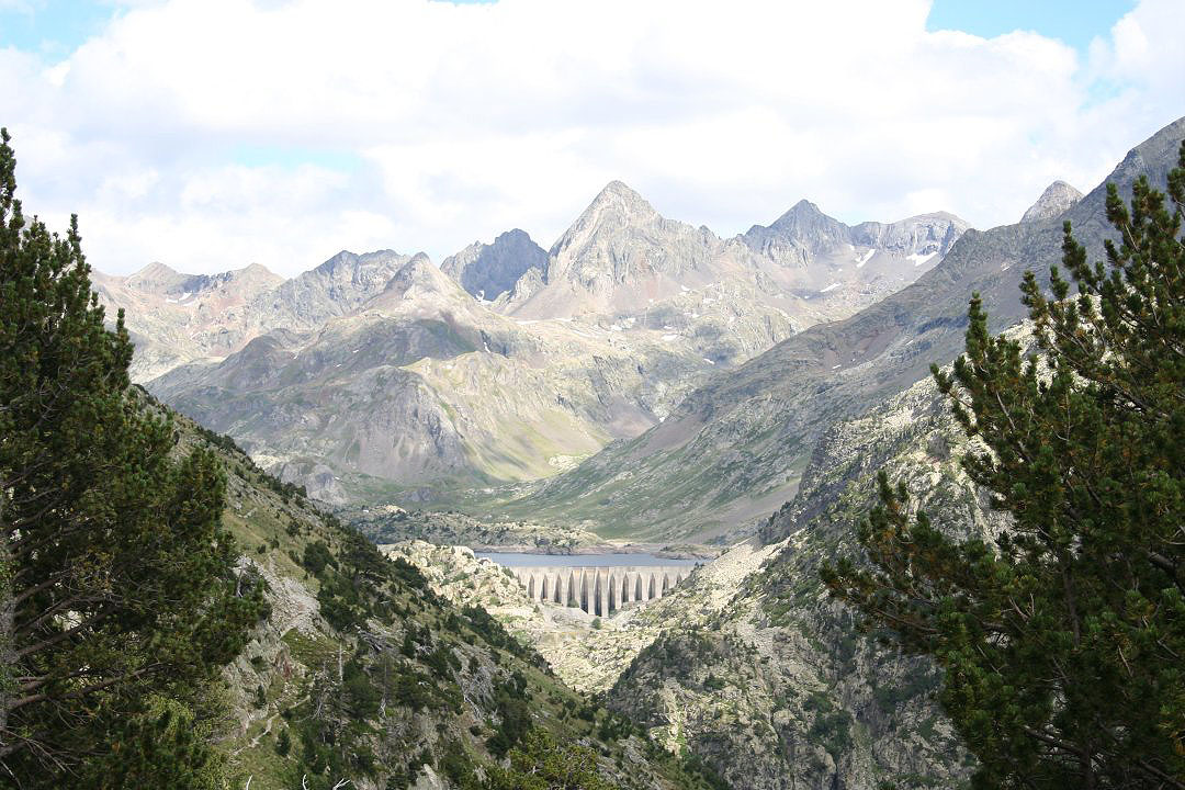 Vista lejana de la presa del Emblase de Respomuso