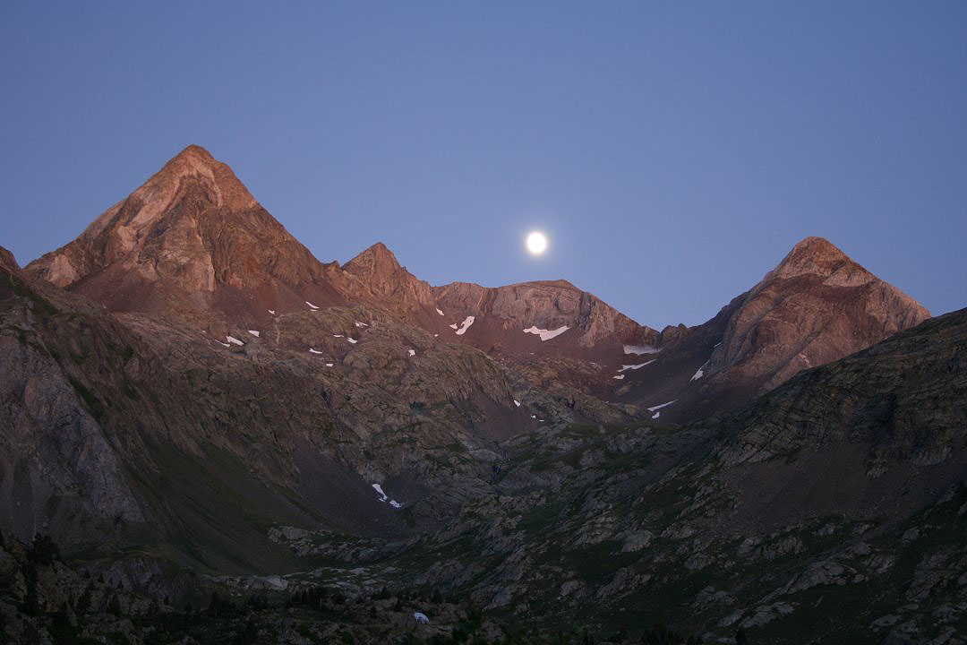 La Luna sobre el pico de Llena Cantal y el Camporoplano.