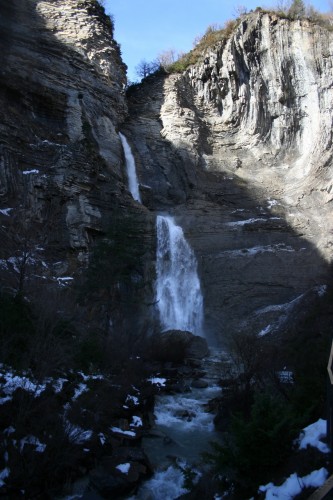 Vista de la cascada desde el sendero de acceso