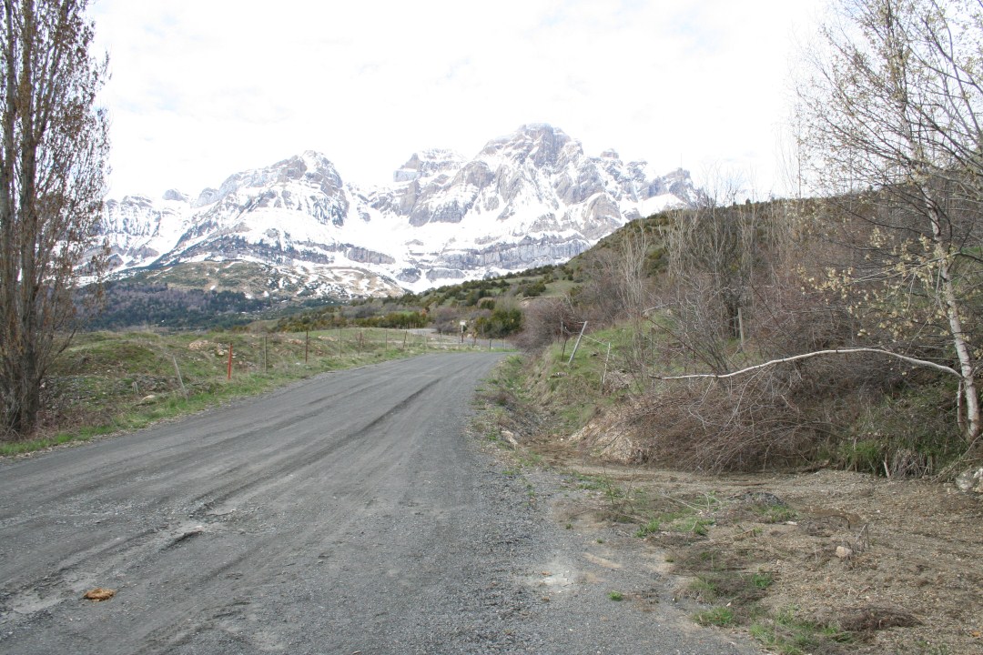 Pista con Peña Telera, aún nevada al fondo