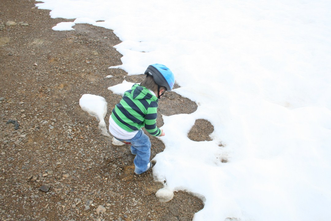 El peque disfrutando de la nieve