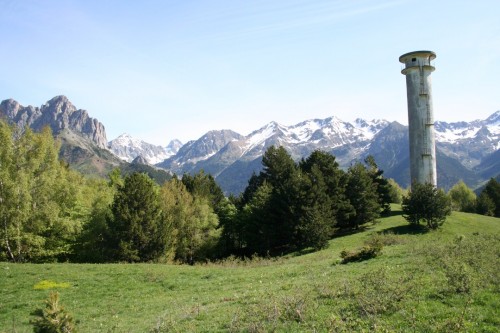 Salida del hayedo y torre  del tubo de conducción