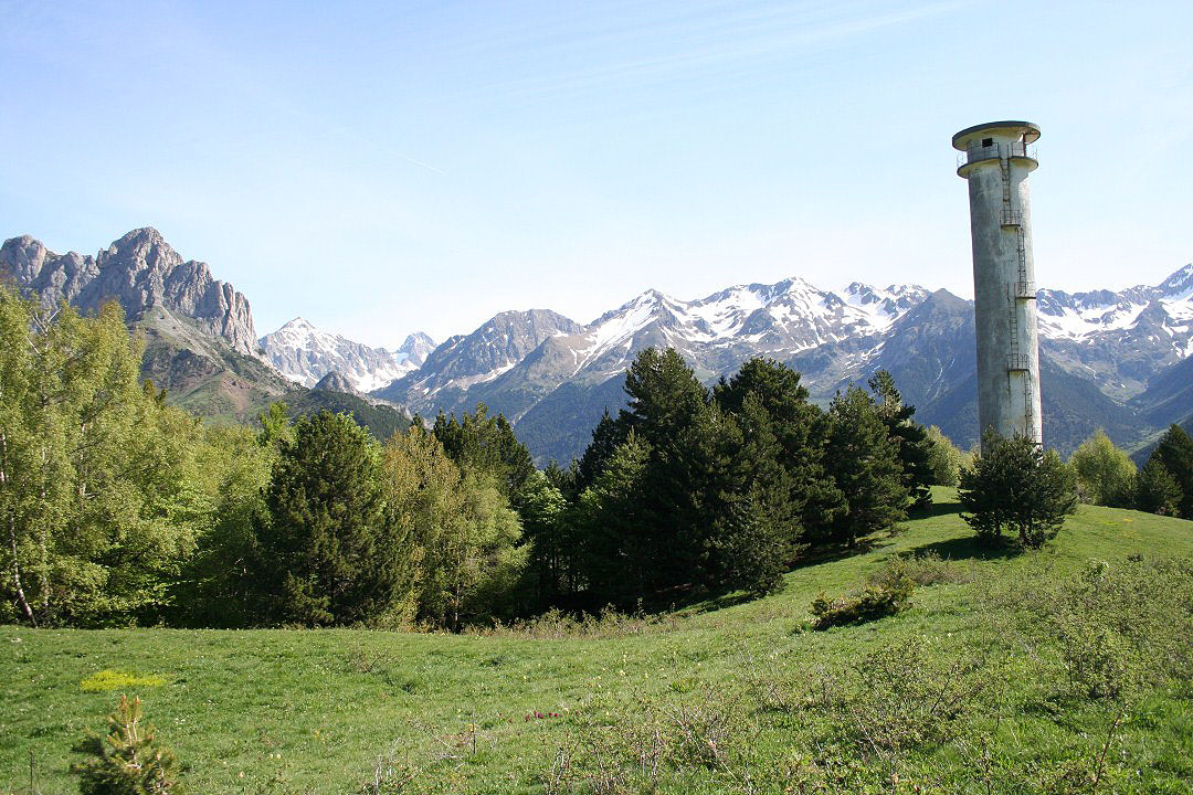 Salida del hayedo y torre del tubo de conducción