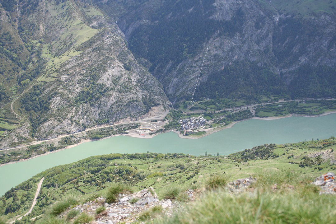 Lanuza y embalse de Lanuza . Escenario de Pirineos Sur