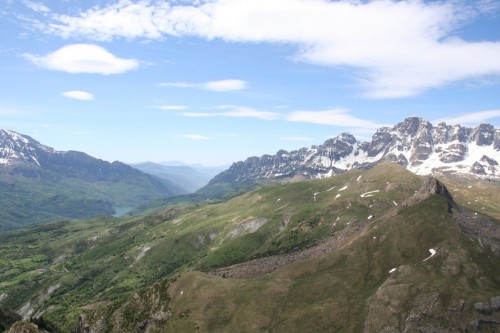 Embalse de Bubal, y muy al fondo la Sierra de Guara
