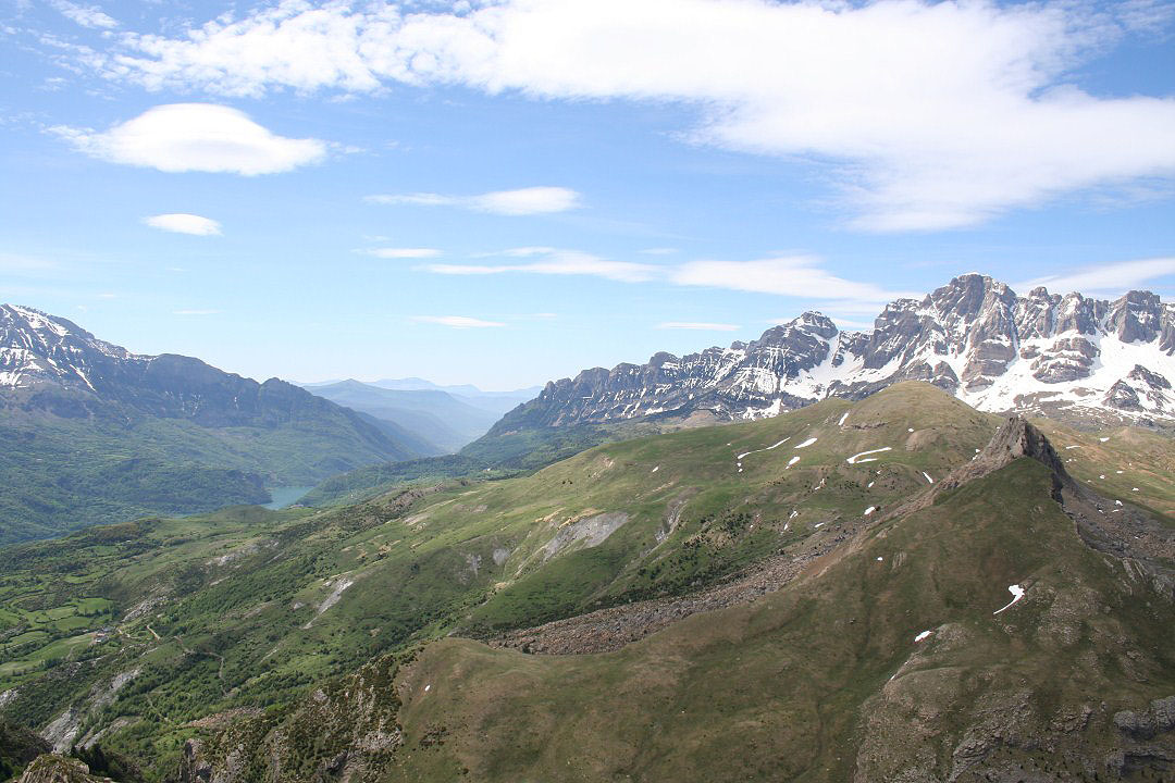 Embalse de Bubal, y muy al fondo la Sierra de Guara