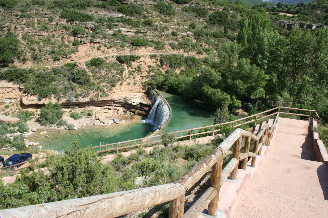 Escaleras de acceso desde el aparcamiento y restaurante al Salto de Bierge. 