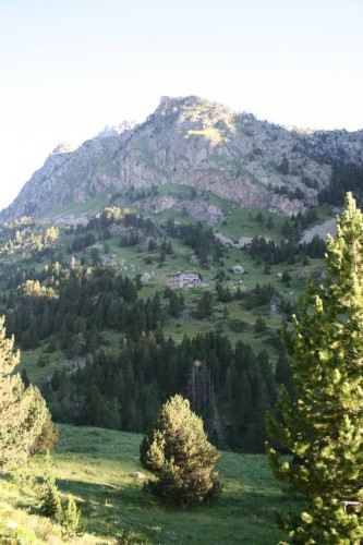 Refugio de Estós desde la otra margen del valle