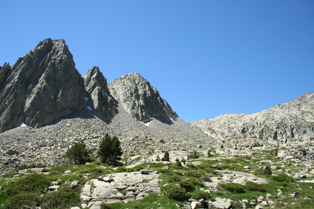 Collado y Aguja de Perramo desde la senda GR-11.2