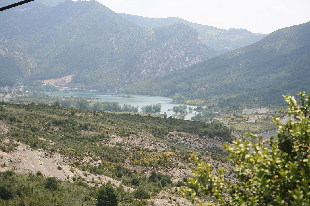 Vista del pantano de Arguis desde la carretera