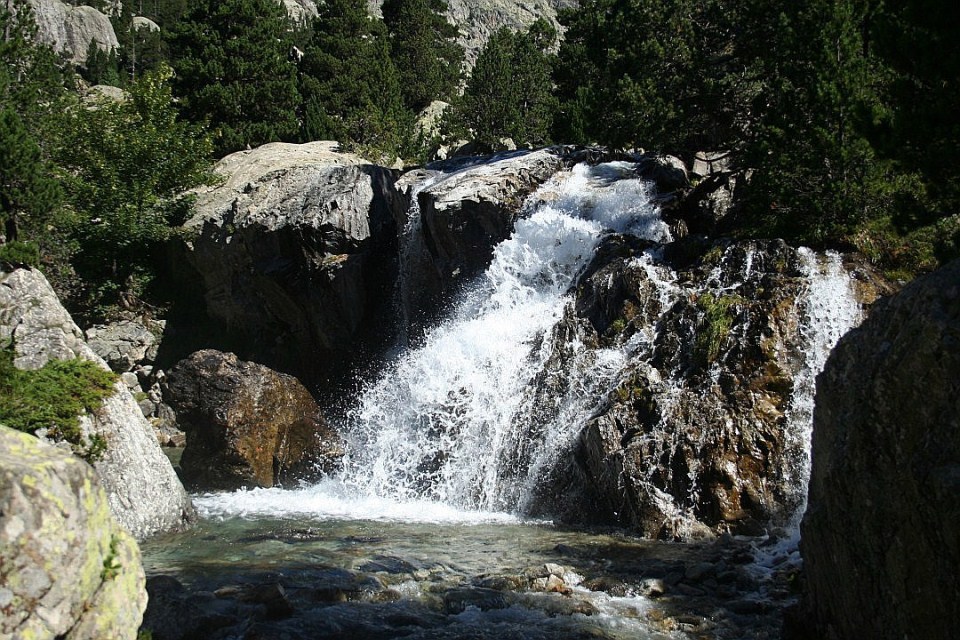 Cascada sobre el rio Caldares