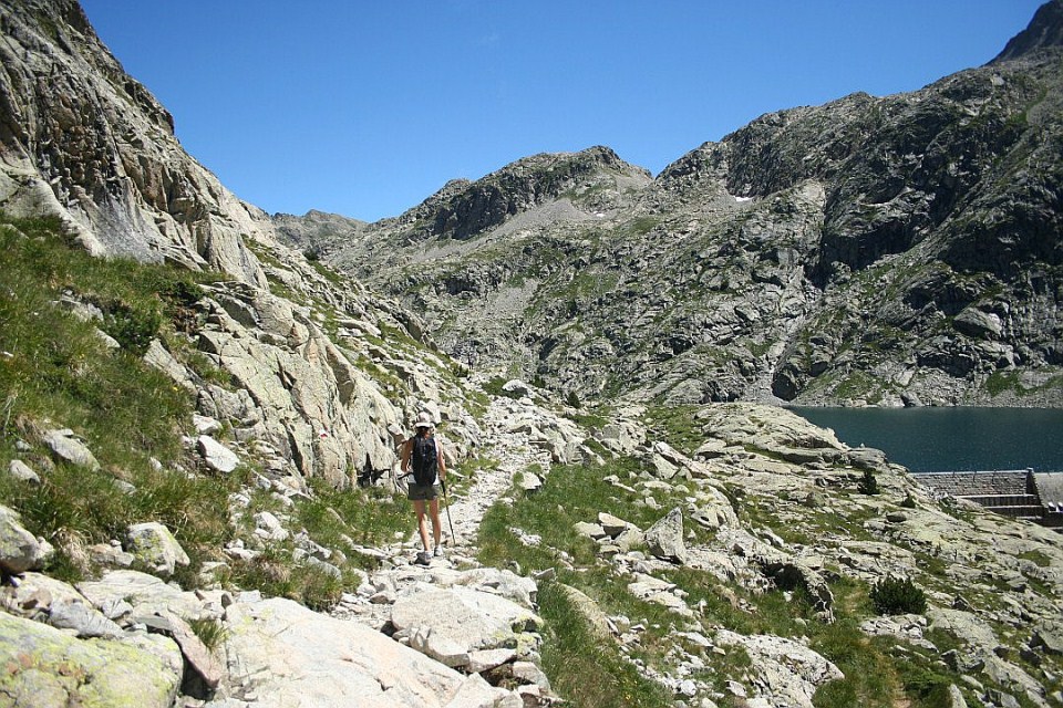 Senda GR-11 hacia el embalse de Bachimaña mayor