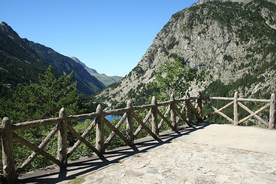 Vistas del Ibón de baños desde uno de los puentes del GR-11