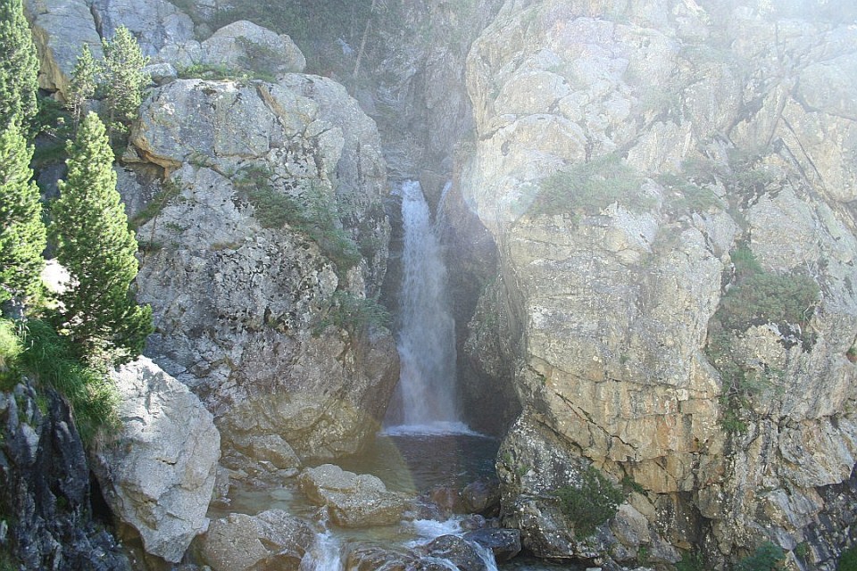 Cascada sobre el rio Caldares
