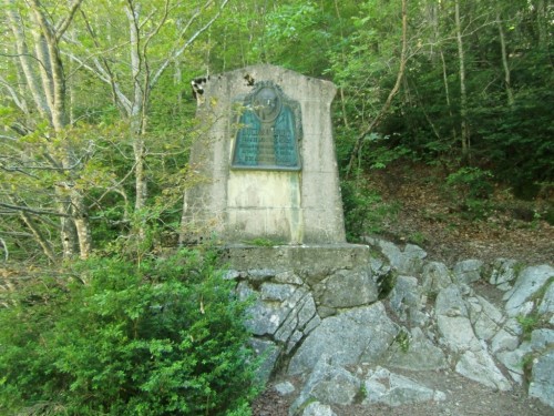 3 Monumento a Lucien Briet 500x375 De Torla a la pradera de Ordesa por el camino de Turieto