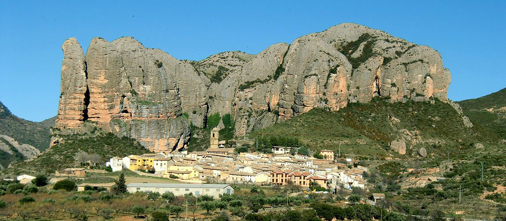 Vista general de Agüero y los mallos desde la carretera