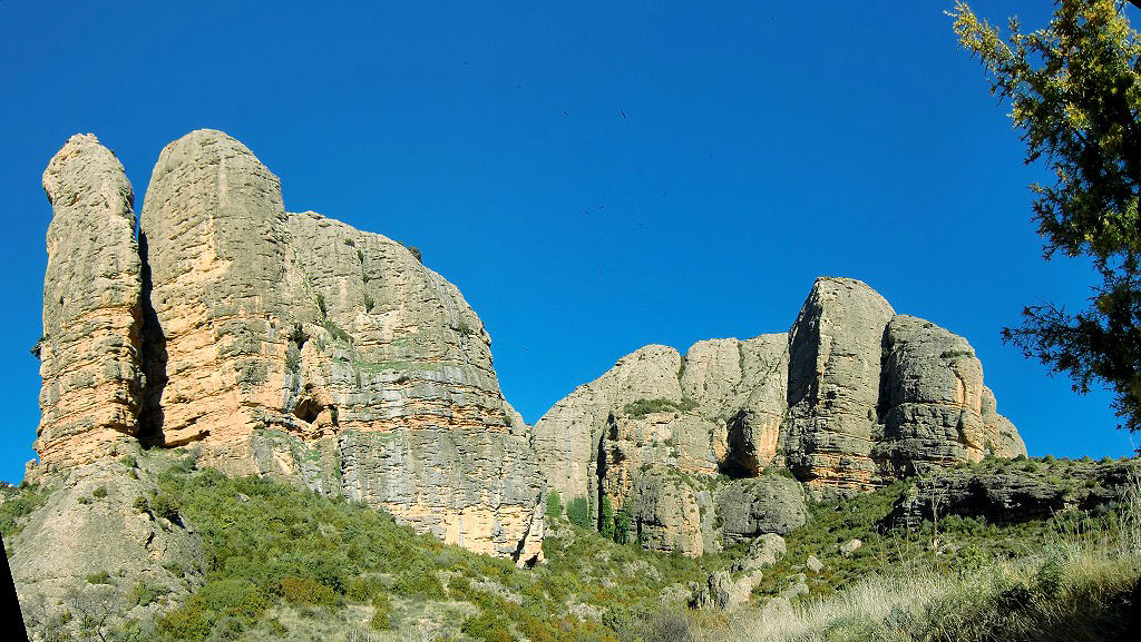 Vista panoramica de los Mallos de Agüero desde el mismo pueblo.