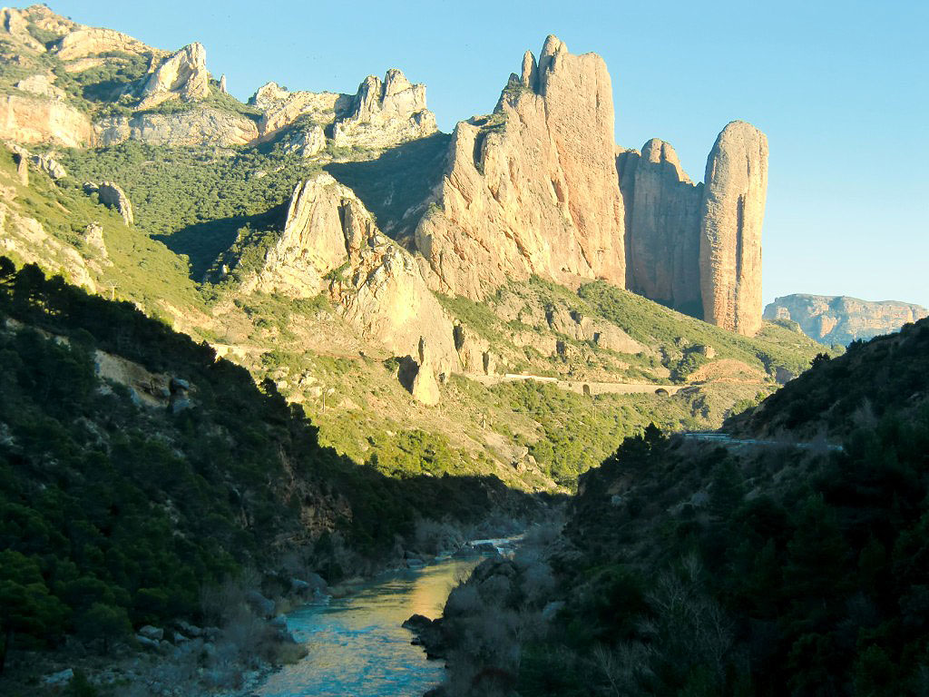 Río Gallego a su paso bajo los Mallos de Riglos 