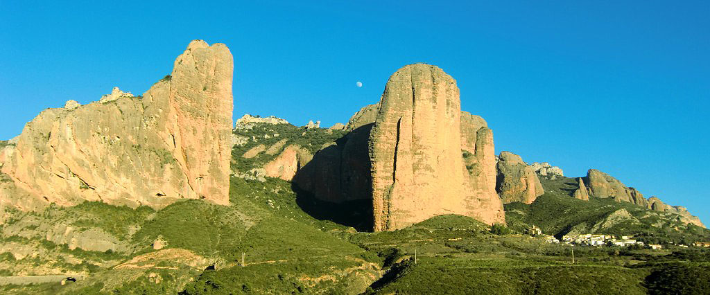 Panoramica de los Mallos, con la localidad de Riglos a sus pies.