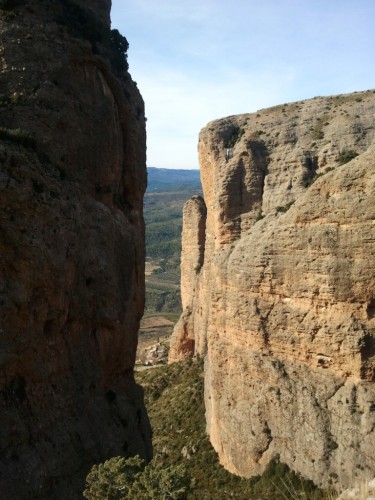 Riglos 6 Mirador. A izq. el Mallo Colorao y a dcha la visera 375x500 Mallos de Riglos   Sendero Circular