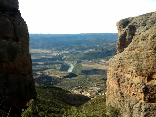 Riglos 7 Mirador. A izq. el Mallo Colorao y a dcha la visera 500x375 Mallos de Riglos   Sendero Circular
