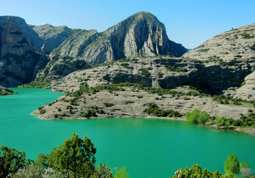 Embalse de Vadiello y el pico Borón al Fondo