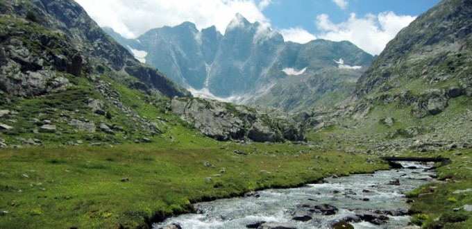 Vignemale con el río Gave des Oulettes en primer plano