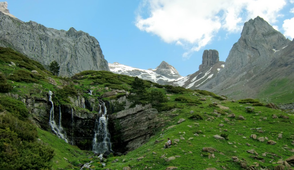 Cascada procedente de las fuentes de Rigüelo con los Lecherires al fondo