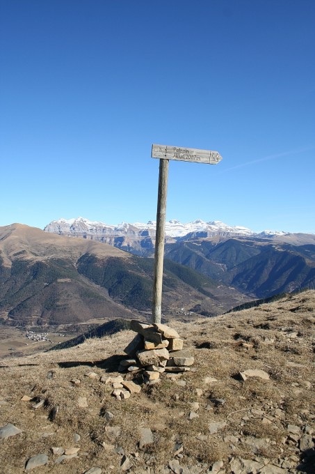 Cartel informativo del desvio hacia el pico Pelopin