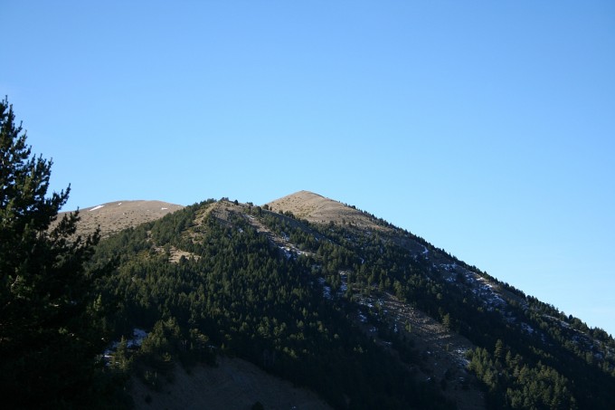 Vista del Pico de Yesero desde la pista de ascenso