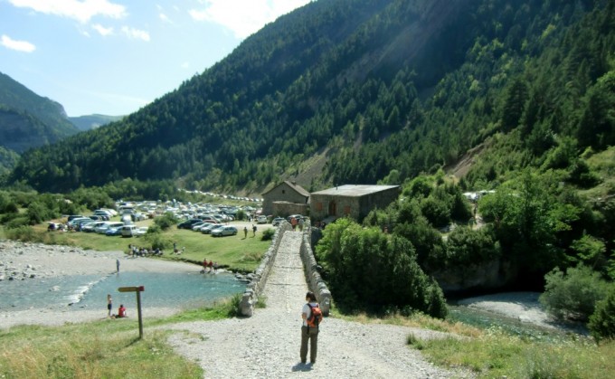 Puente de Bujaruelo con el Parkin y zona de acampada al fondo