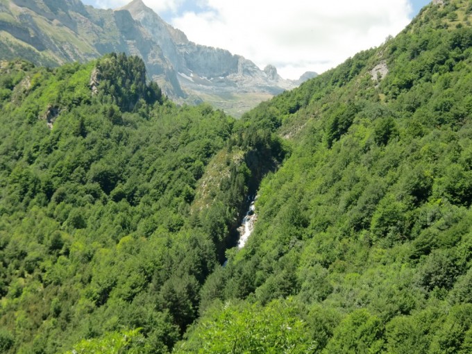 Cascada del río de Otal con el Valle de Otal al fondo