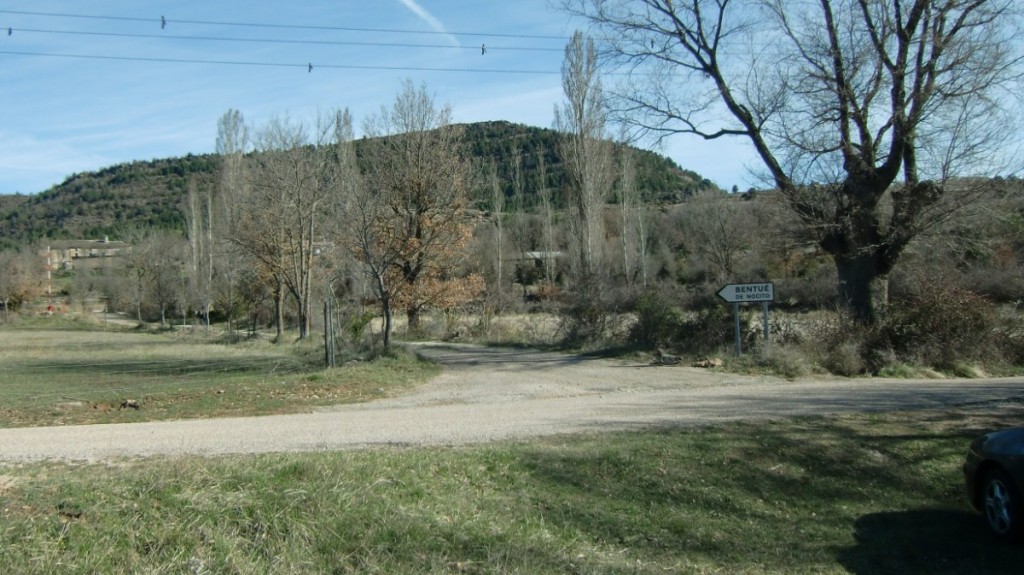 Zona de aparcamiento a la entrada de Bentue de Nocito