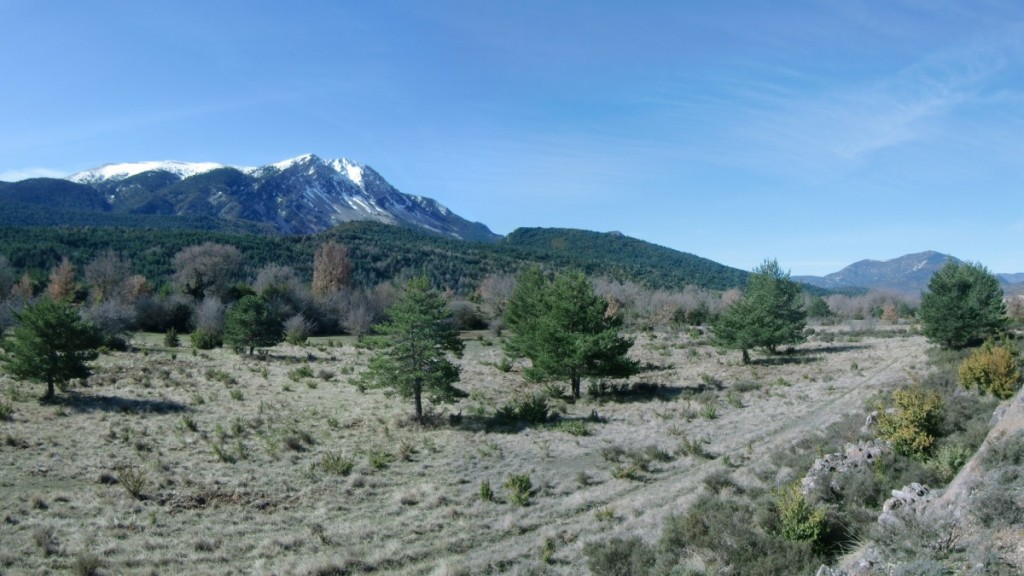 Sendero de Bentue a Used (GR-1). Al fondo la Sierra de Guara.