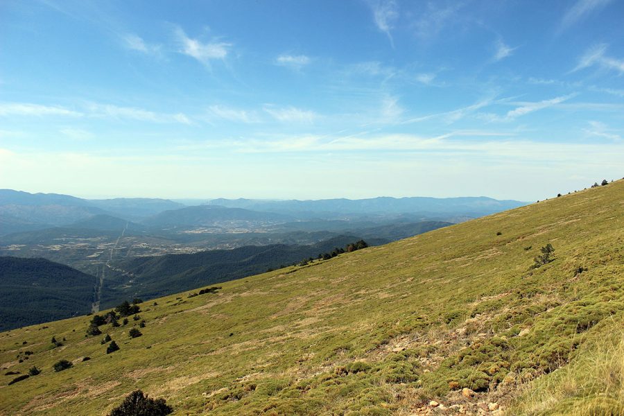 Vista hacia San Juan de la Peña desde el sendero