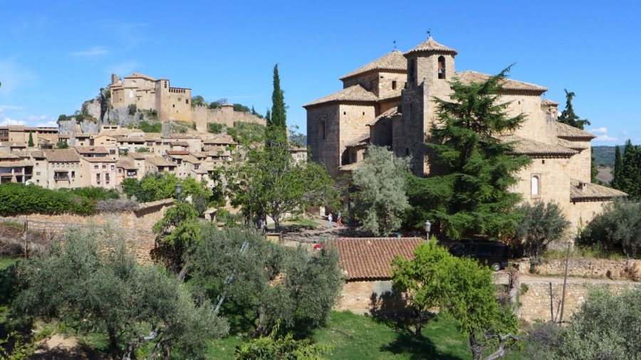 Vista general de Alquezar con la Iglesia de San Miguel en primer plano y al fondo la Colegiata de Santa Maria la Mayor