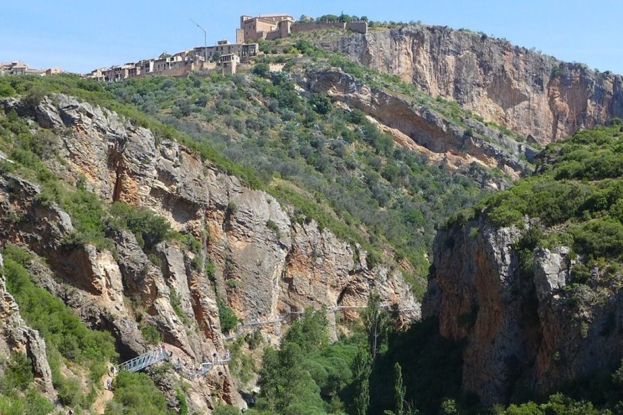 Vista general de las nuevas pasarelas del Vero con Alquezar al fondo