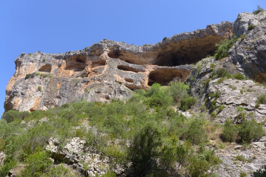 Covachos en las paredes del Barranco de la Fuente