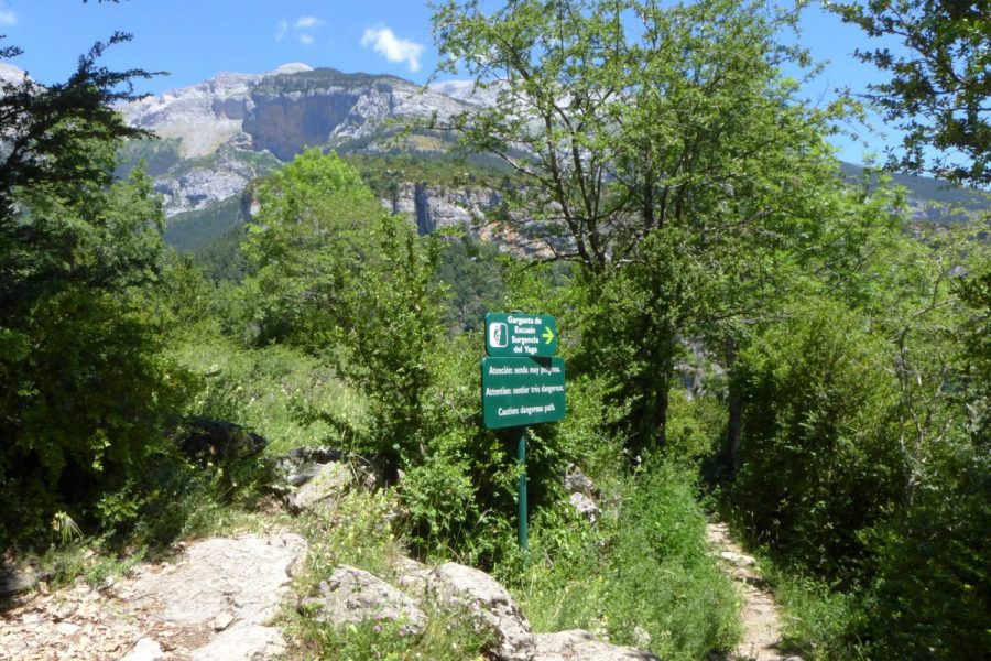 Paneles informativos de la peligrosidad del sendero que vamos a tomar