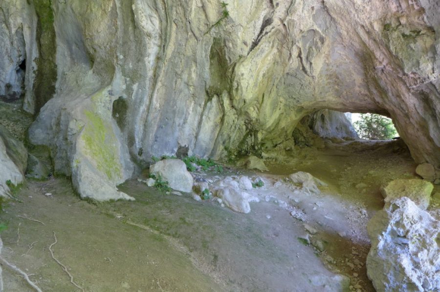 Tunel sobre la roca que tendremos que atravesar para proseguir con la ruta