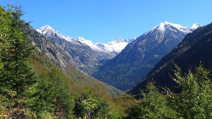 Vistas del Valle de Salenques con el Valle de Besiberri al fondo.