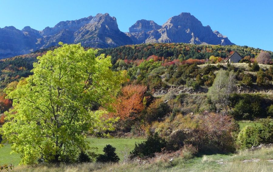 Ermita de Santa Cruz con la Sierra de La Partacua al fondo