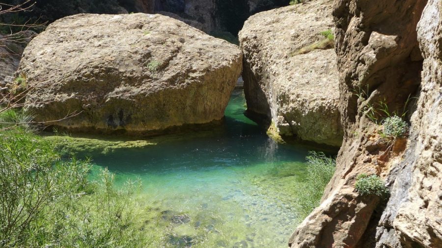 Puente natural sobre el río Flumen formado por dos grandes bloques de piedra